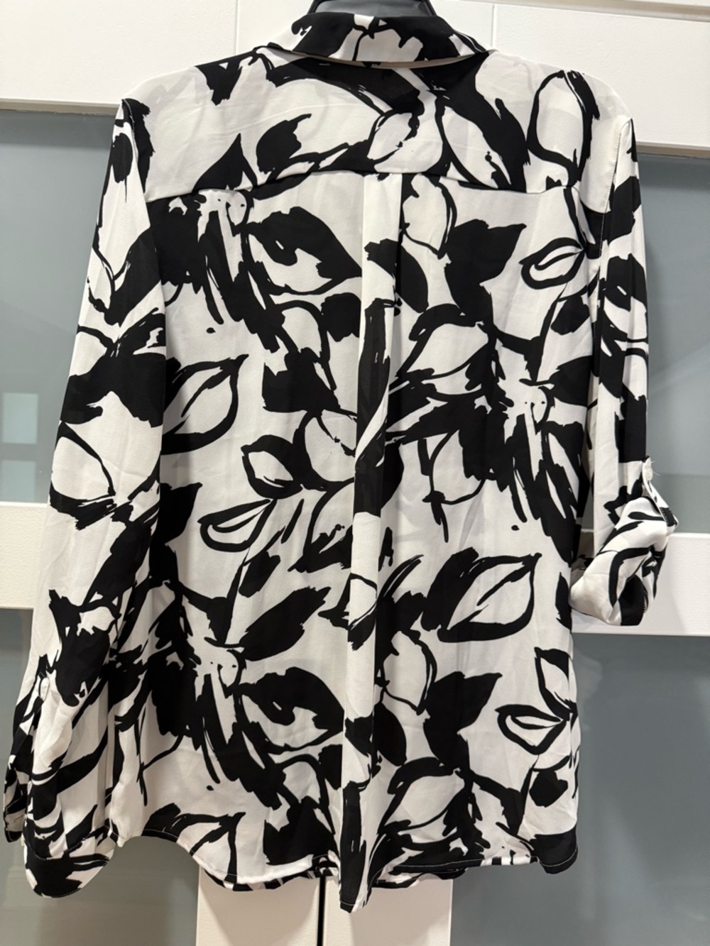 LOFT Black & White Abstract Floral Button-Down Shirt size Large - Picture 8 of 8